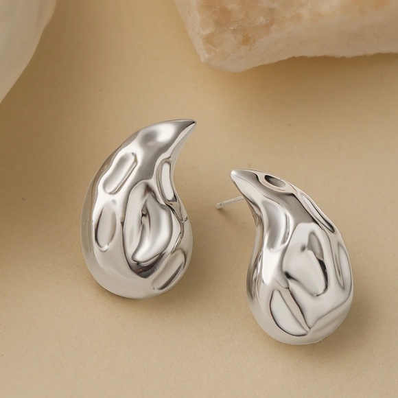 *NEW* Stainless Steel Hammered Teardrop Earrings (SILVER) - Picture 3 of 6